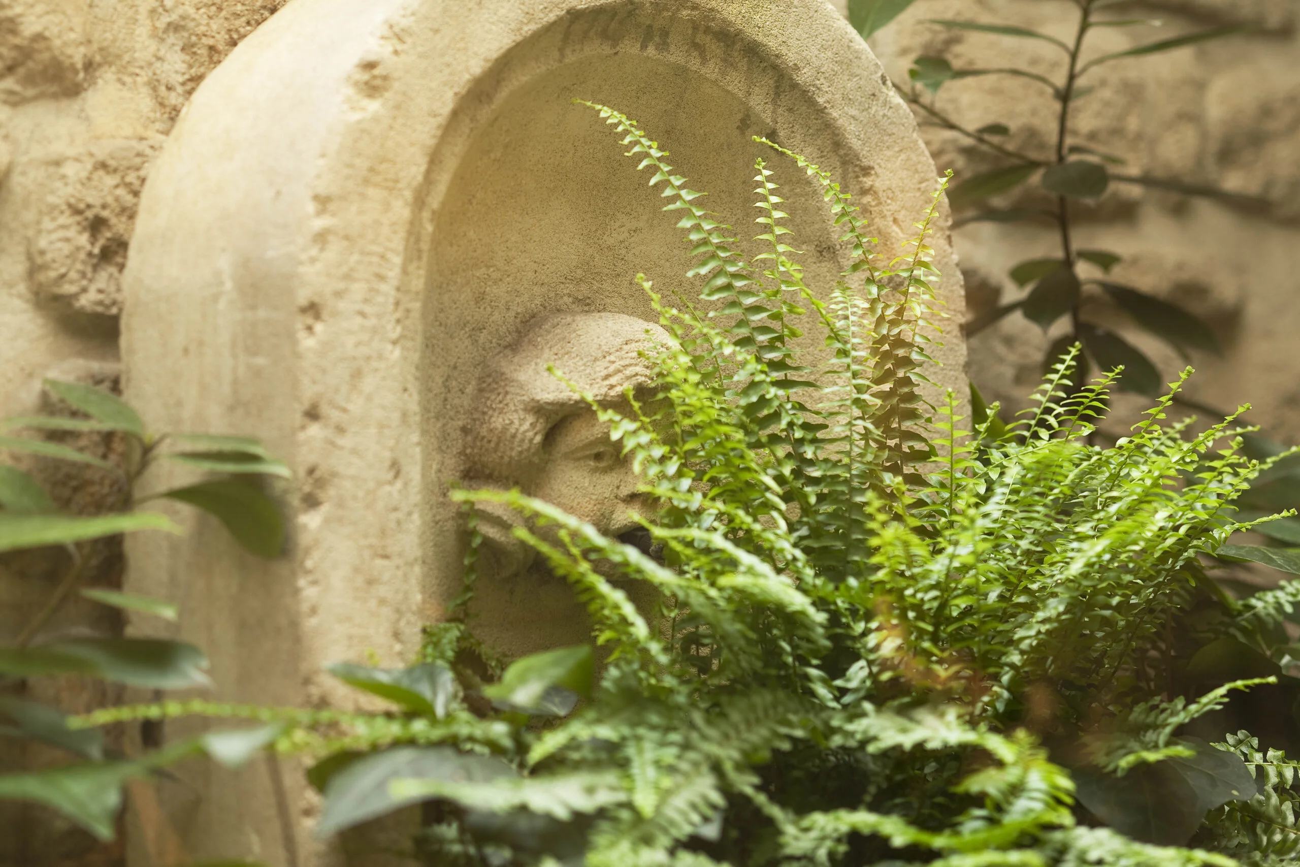 Details hotel au manoir saint germain des pres paris5 scaled