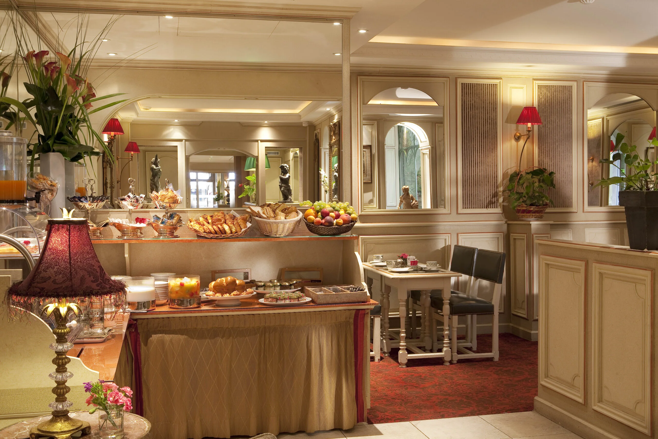 Petit dejeuner hotel au manoir saint germain des pres paris1 scaled