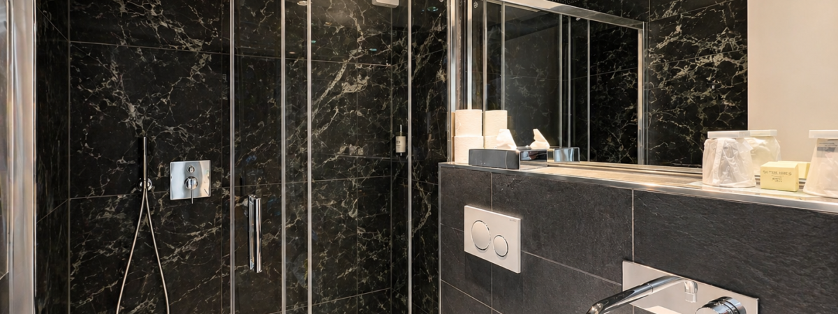 Superior room bathroom hotel de notre dame 1